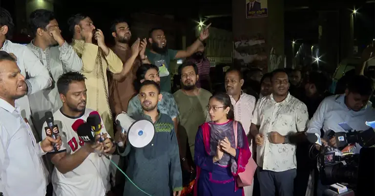 রাতে এনসিপি কার্যালয়ের সামনে ককটেল বিস্ফোরণ, প্রতিবাদে বিক্ষোভ